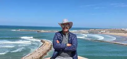Expert travel guide service overlooking the Moroccan ocean
